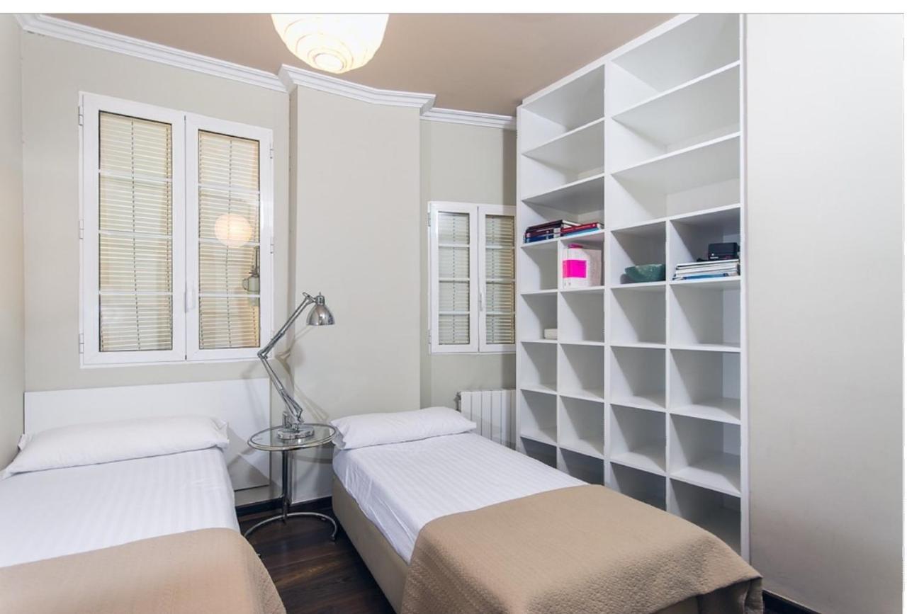 No Turistic Rental, Duplex Penthouse In The Historic Center, Valencia, Ideal For Those Looking To Stay In The City For A Season, Including Professionals And Students Luaran gambar